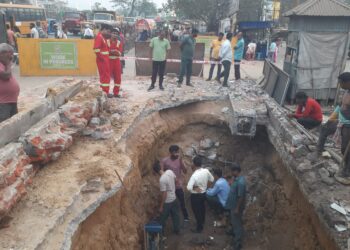 বড় দুর্ঘটনা থেকে অল্পে রক্ষা পেলো রাধানগর বাসস্ট্যান্ড। স্মার্ট সিটির খননের কাজ করতে গিয়ে ফেটে যায় প্রাকৃতিক গ্যাস পাইপ। বুধবার। ছবি নিজস্ব।