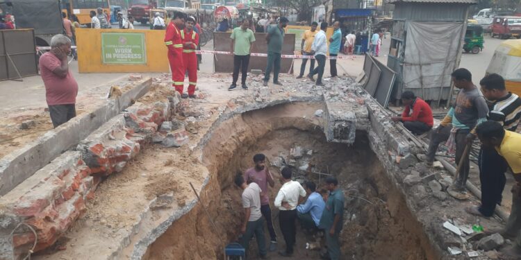 বড় দুর্ঘটনা থেকে অল্পে রক্ষা পেলো রাধানগর বাসস্ট্যান্ড। স্মার্ট সিটির খননের কাজ করতে গিয়ে ফেটে যায় প্রাকৃতিক গ্যাস পাইপ। বুধবার। ছবি নিজস্ব।