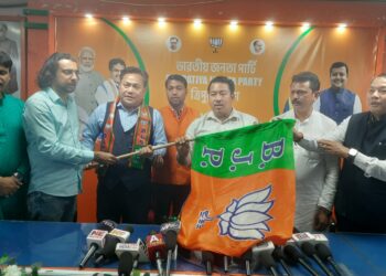 সিপিআইএম থেকে বিজেপিতে যোগদান করলেন যোগেন্দ্র ত্রিপুরা, দলীয় অনুষ্ঠানে তাকে স্বাগত জানালেন বিপিন দেববর্মা সহ অন্যান্য নেতারা।