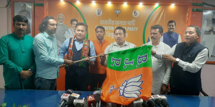 সিপিআইএম থেকে বিজেপিতে যোগদান করলেন যোগেন্দ্র ত্রিপুরা, দলীয় অনুষ্ঠানে তাকে স্বাগত জানালেন বিপিন দেববর্মা সহ অন্যান্য নেতারা।