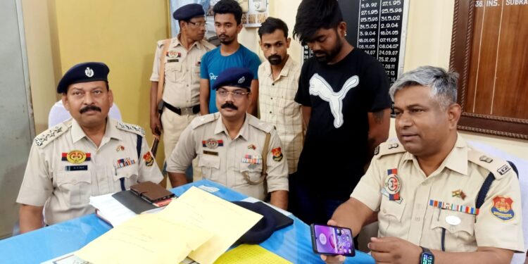  ধলেশ্বর ১০ নং রোড এলাকায় পুলিশের অভিযান, প্রসেনজিৎ দে (কুডু) সহ তিনজন আটক। উদ্ধার ১৮০০ ইয়াবা ট্যাবলেট ও ১১ গ্রাম ব্রাউন সুগার। আজ কোর্টে তোলা হবে ধৃতদের, জানালেন এডিশনাল এসপি ধ্রুব নাথ।