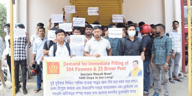 নিয়োগ প্রক্রিয়া দ্রুত শুরু করার দাবিতে ত্রিপুরা ফায়ার সার্ভিস পরীক্ষার্থীদের বিক্ষোভ