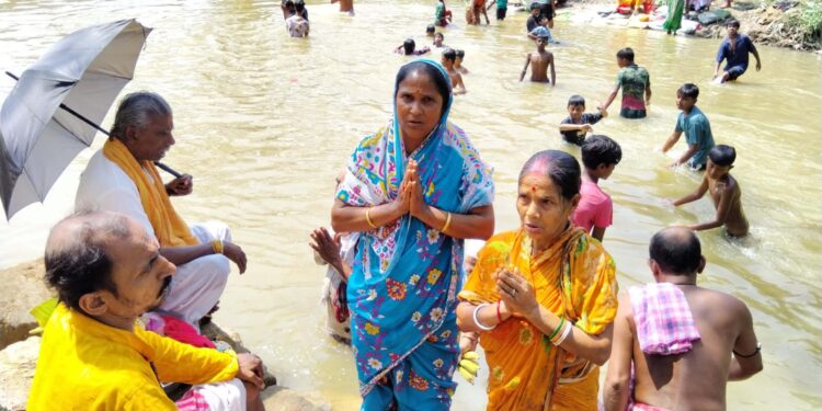 বারুণী স্নান মেলায় ভক্তদের পুণ্যস্নানের ঢল 