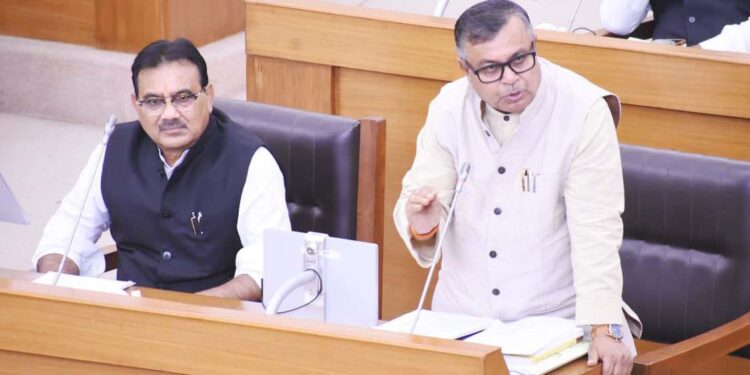 পাহাড় ভোটের দিনক্ষণ নিয়ে আপত্তির আবহে বিধানসভায় চলতি বাজেট অধিবেশন সংক্ষিপ্ত করার প্রস্তাব রাখলেন পরিষদীয় মন্ত্রী রতন লাল নাথ—২০ মার্চের মধ্যেই অধিবেশন শেষ করার পরিকল্পনা।