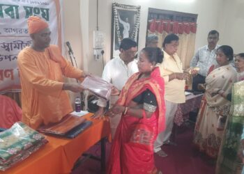 ধলেশ্বরে মানবিকতার ছোঁয়া—রামকৃষ্ণ সেবা সংঘের বস্ত্রদান কর্মসূচিতে ১৬০ জন উপকৃত, সবার উপস্থিতিতে উষ্ণতা ছড়াল আয়োজন।