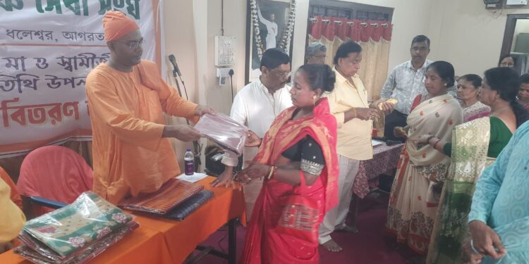 ধলেশ্বরে মানবিকতার ছোঁয়া—রামকৃষ্ণ সেবা সংঘের বস্ত্রদান কর্মসূচিতে ১৬০ জন উপকৃত, সবার উপস্থিতিতে উষ্ণতা ছড়াল আয়োজন।