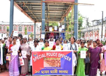 নিয়মিতিকরণসহ ১০ দফা দাবিতে SPO পরিবারদের বিক্ষোভ—SP-র কাছে ডেপুটেশন দিতে গেলে উমাকান্ত মাঠেই আটকানো হল আন্দোলনকারীদের।