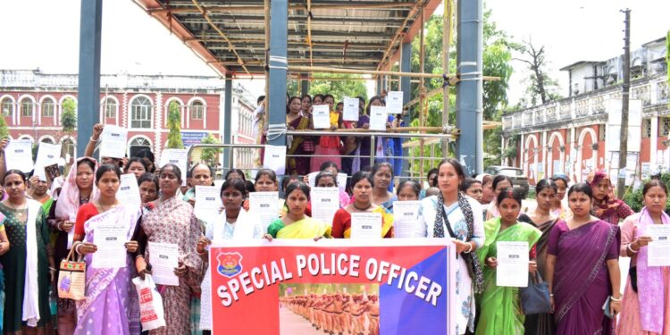 নিয়মিতিকরণসহ ১০ দফা দাবিতে SPO পরিবারদের বিক্ষোভ—SP-র কাছে ডেপুটেশন দিতে গেলে উমাকান্ত মাঠেই আটকানো হল আন্দোলনকারীদের।