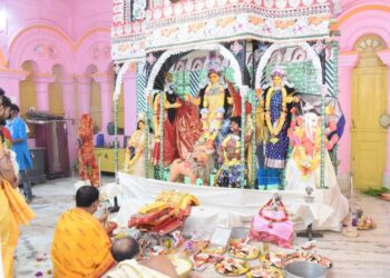 আজ মহা সপ্তমীর পবিত্র তিথিতে দূর্গা বাড়িতে ভক্তিভরে পালিত হল বাসন্তী দূর্গা মায়ের মহা সপ্তমী পূজা, শাস্ত্র মেনে সম্পন্ন হয় সমস্ত আচার-অনুষ্ঠান।