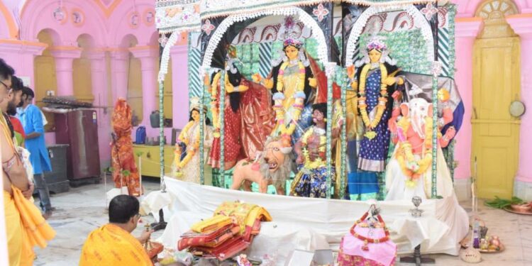 আজ মহা সপ্তমীর পবিত্র তিথিতে দূর্গা বাড়িতে ভক্তিভরে পালিত হল বাসন্তী দূর্গা মায়ের মহা সপ্তমী পূজা, শাস্ত্র মেনে সম্পন্ন হয় সমস্ত আচার-অনুষ্ঠান।