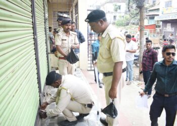 আগরতলা পুর নিগমের একাধিকবার নোটিশ সত্ত্বেও দীর্ঘদিন ভাড়া বকেয়া থাকায় অবশেষে কঠোর পদক্ষেপ—মহারাজগঞ্জ বাজারের নেতাজী সুভাষ রোডে অবস্থিত ওম ট্রেডার্সের ঘর সিল করল নিগম কর্তৃপক্ষ।