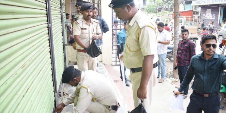 আগরতলা পুর নিগমের একাধিকবার নোটিশ সত্ত্বেও দীর্ঘদিন ভাড়া বকেয়া থাকায় অবশেষে কঠোর পদক্ষেপ—মহারাজগঞ্জ বাজারের নেতাজী সুভাষ রোডে অবস্থিত ওম ট্রেডার্সের ঘর সিল করল নিগম কর্তৃপক্ষ।