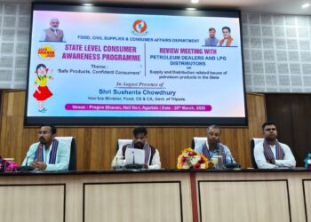 প্রজ্ঞা ভবনে দপ্তরের রিভিউ মিটিংয়ে মন্ত্রী সুশান্ত চৌধুরী—জ্বালানি ও নিত্যপ্রয়োজনীয় সামগ্রীর সরবরাহ স্বাভাবিক রাখতে জোর নির্দেশ। পেট্রোল, ডিজেল ও গ্যাসের পর্যাপ্ত মজুদের আশ্বাস দিয়ে কালোবাজারির বিরুদ্ধে কড়া পদক্ষেপের বার্তা, পাশাপাশি গুজবে কান না দেওয়ার আহ্বান সাধারণ মানুষের প্রতি।