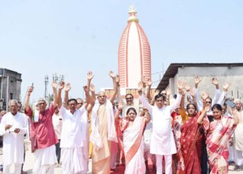 মহাষ্টমীর শুভ লগ্নে আগরতলার মহানাম অঙ্গন মন্দিরে নতুন চূড়ার উদ্বোধন করলেন মেয়র দীপক মজুমদার। পূজার্চনা ও ধর্মীয় আচার অনুষ্ঠানের মধ্য দিয়ে সম্পূর্ণতা পেল মন্দিরের নির্মাণকাজ। ভক্তদের সুবিধার্থে স্বল্প খরচে থাকার জন্য ২২টি কক্ষের সুব্যবস্থাও চালু করা হয়েছে।