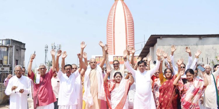 মহাষ্টমীর শুভ লগ্নে আগরতলার মহানাম অঙ্গন মন্দিরে নতুন চূড়ার উদ্বোধন করলেন মেয়র দীপক মজুমদার। পূজার্চনা ও ধর্মীয় আচার অনুষ্ঠানের মধ্য দিয়ে সম্পূর্ণতা পেল মন্দিরের নির্মাণকাজ। ভক্তদের সুবিধার্থে স্বল্প খরচে থাকার জন্য ২২টি কক্ষের সুব্যবস্থাও চালু করা হয়েছে।