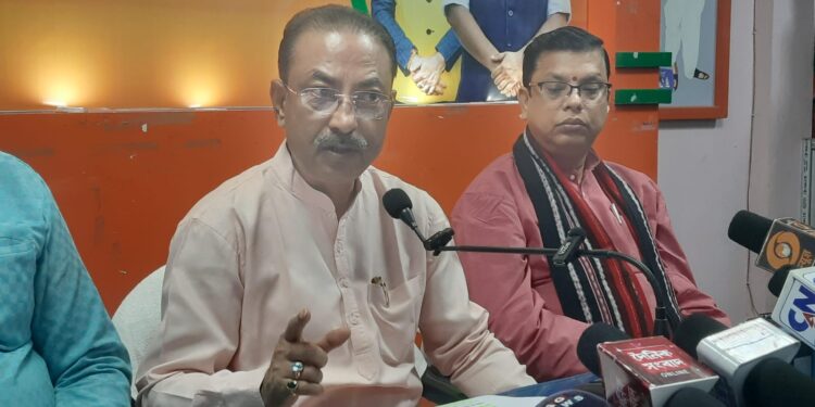 রাজীব ভট্টাচার্যের দাবি, পাহাড়ের রাজনৈতিক হাওয়া এখন স্পষ্টভাবেই বিজেপি-র অনুকূলে—জনজাতি সমাজে বাড়ছে গেরুয়া শিবিরের প্রভাব ও সমর্থন।