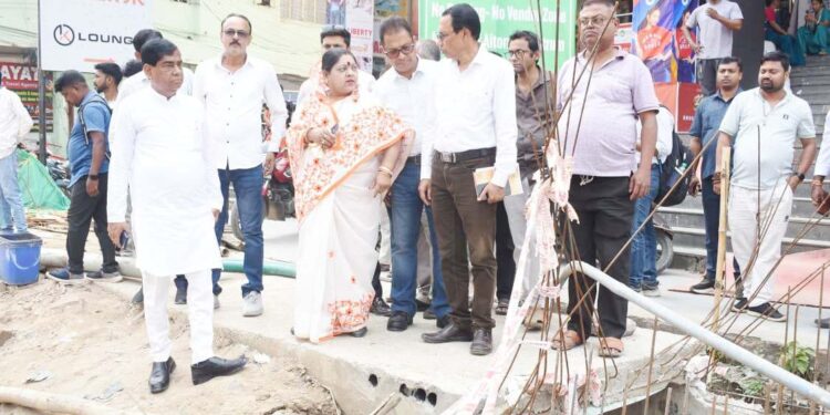 আসন্ন বর্ষাকে সামনে রেখে জলজট সমস্যা মোকাবিলায় তৎপর আগরতলা পুর নিগম। শহরে আরও ৩টি নতুন পাম্প স্টেশন নির্মাণের উদ্যোগ নেওয়া হয়েছে। মেয়র দীপক মজুমদারের মতে, এই প্রকল্প বাস্তবায়িত হলে রাজধানীবাসীর দীর্ঘদিনের জলযন্ত্রণা অনেকটাই কমবে।