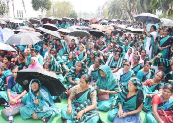 আশা কর্মীদের ন্যায্য দাবি আদায়ে রাস্তায় নামল অল ত্রিপুরা আশা ফেসিলিটেটরস ও আশা কর্মী অ্যাসোসিয়েশন। আগরতলা রবীন্দ্র ভবনের সামনে সভা শেষে প্রতিনিধি দল রাজ্যপালের কাছে ডেপুটেশন প্রদান করেন।