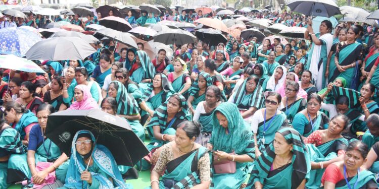 আশা কর্মীদের ন্যায্য দাবি আদায়ে রাস্তায় নামল অল ত্রিপুরা আশা ফেসিলিটেটরস ও আশা কর্মী অ্যাসোসিয়েশন। আগরতলা রবীন্দ্র ভবনের সামনে সভা শেষে প্রতিনিধি দল রাজ্যপালের কাছে ডেপুটেশন প্রদান করেন।