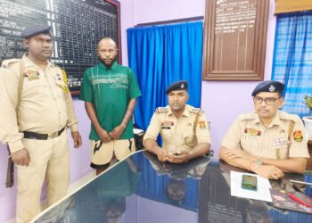 আগরতলা রেল স্টেশনে সন্দেহভাজন অবস্থায় আটক ক্যামেরুনের যুবক অস্টিন আয়ুক এট্টা। ঘটনাকে কেন্দ্র করে আমতলী থানার পুলিশের তরফে জানানো হলো প্রাথমিক তথ্য।