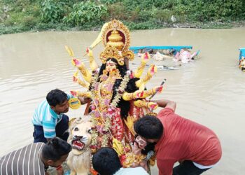আগরতলার দশমীঘাটে ভক্তিভরে চলছে শ্রীশ্রী বাসন্তী মায়ের মূর্তি বিসর্জন