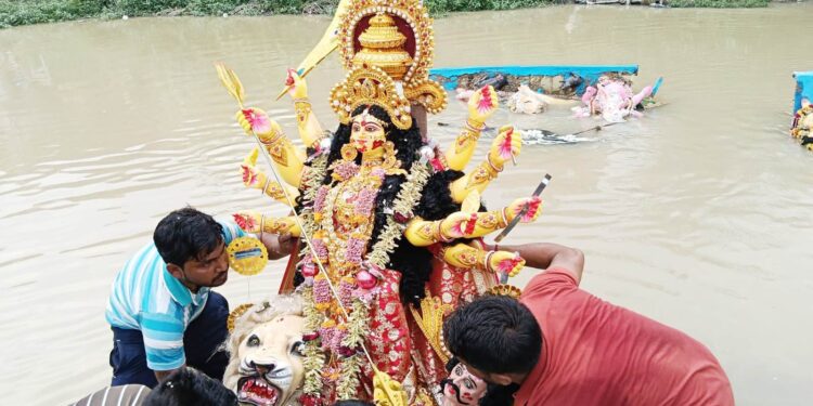 আগরতলার দশমীঘাটে ভক্তিভরে চলছে শ্রীশ্রী বাসন্তী মায়ের মূর্তি বিসর্জন