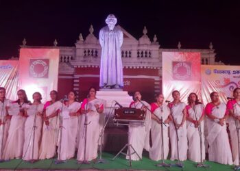 উমাকান্ত একাডেমি এলামনির উদ্যোগে রবিবার উমাকান্ত একাডেমির সামনে রবীন্দ্রনাথ ঠাকুরের মূর্তির পাদদেশে বর্ণাঢ্য বসন্ত উৎসবের আয়োজন করা হয়। 