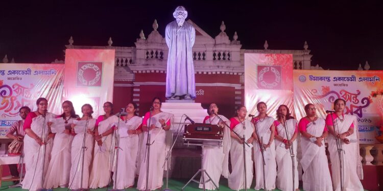 উমাকান্ত একাডেমি এলামনির উদ্যোগে রবিবার উমাকান্ত একাডেমির সামনে রবীন্দ্রনাথ ঠাকুরের মূর্তির পাদদেশে বর্ণাঢ্য বসন্ত উৎসবের আয়োজন করা হয়। 