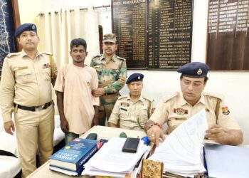 শহরে ফের ধরা পড়ল বাংলাদেশি অনুপ্রবেশকারী! পশ্চিম থানার জয়পুর এলাকায় বিএসএফের জালে এক যুবক, আরেকজন সীমান্ত পেরিয়ে পালিয়েছে।