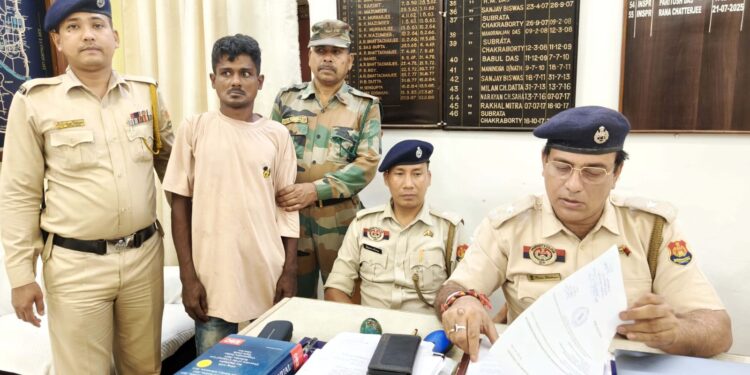 শহরে ফের ধরা পড়ল বাংলাদেশি অনুপ্রবেশকারী! পশ্চিম থানার জয়পুর এলাকায় বিএসএফের জালে এক যুবক, আরেকজন সীমান্ত পেরিয়ে পালিয়েছে।