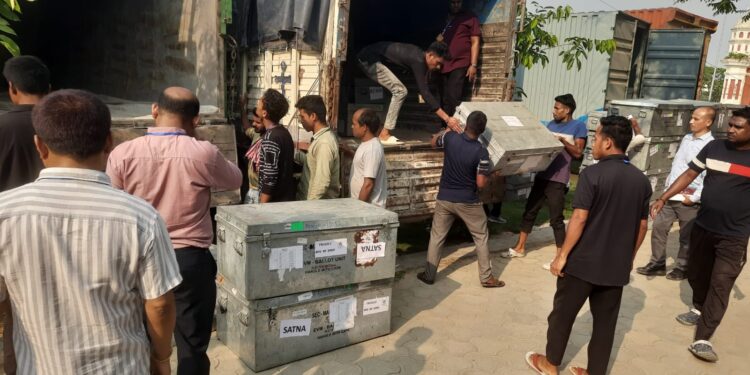 উমাকান্ত স্কুল এডিসি নির্বাচনের জন্য ইভিএম ব্যালট বাক্স নিয়ে যেতে ব্যাস্ত ভোট কর্মীরা।