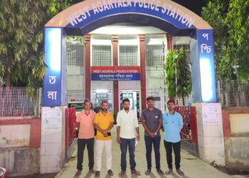 সহচালককে মারধোর করার অভিযোগ নিয়ে পশ্চিম থানায় মামলা করে অটো চালকরা। 