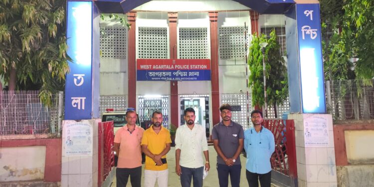 সহচালককে মারধোর করার অভিযোগ নিয়ে পশ্চিম থানায় মামলা করে অটো চালকরা। 