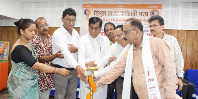 ত্রিপুরা রাজ্য কর্মচারী সংঘের উদ্যোগে অনুষ্ঠিত স্বাস্থ্য শিবিরে উপস্থিত ছিলেন আগরতলা পুর নিগমের মেয়র দীপক মজুমদার, মেয়র ইন কাউন্সিলর তুষার ভট্টাচার্য সহ অন্যান্য গণ্যমান্য ব্যক্তিবর্গ।