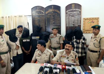 রামনগর ৪ নং রোড এলাকায় চুরির ঘটনায় তৎপর পশ্চিম থানার পুলিশ। স্বর্ণালংকার ও মোবাইল ফোনসহ ৭ জন অভিযুক্তকে আটক, তাদের মধ্যে একজন মহিলা। এসডিপিও দেবপ্রসাদ রায়ের দাবি, তদন্তে মিলেছে গুরুত্বপূর্ণ সাফল্য।