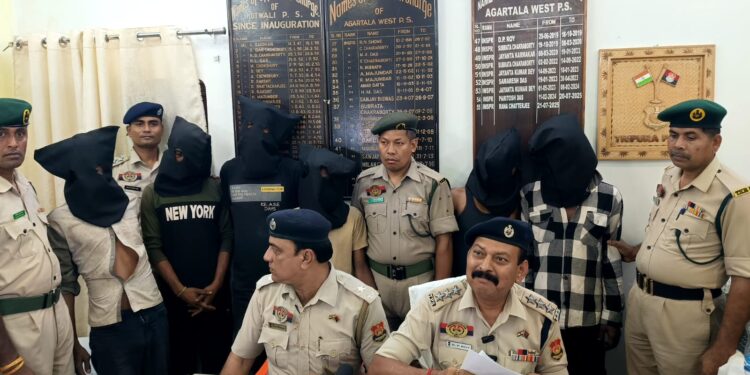 রামনগর ৪ নং রোড এলাকায় চুরির ঘটনায় তৎপর পশ্চিম থানার পুলিশ। স্বর্ণালংকার ও মোবাইল ফোনসহ ৭ জন অভিযুক্তকে আটক, তাদের মধ্যে একজন মহিলা। এসডিপিও দেবপ্রসাদ রায়ের দাবি, তদন্তে মিলেছে গুরুত্বপূর্ণ সাফল্য।