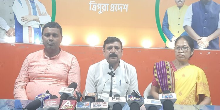 রাজ্যের প্রান্তিক মানুষদের কাছে পৌঁছাতে নতুন উদ্যোগ বিজেপির। “বস্তি চলো অভিযান”-এর মাধ্যমে বিভিন্ন জাতি গোষ্ঠীর উন্নয়নে সরকারের নেওয়া প্রকল্প ও সুযোগ-সুবিধার কথা তুলে ধরাই এই কর্মসূচীর মূল লক্ষ্য।