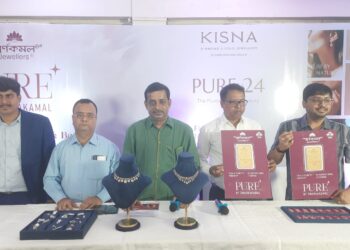 ত্রিপুরায় স্বর্ণকমল জুয়েলার্সের হাত ধরে আত্মপ্রকাশ করল ২৪ ক্যারেট ডায়মন্ড জুয়েলারি, পাশাপাশি উন্মোচন করা হল বিশুদ্ধ ২৪ ক্যারেট গোল্ড বার ও কয়েন।