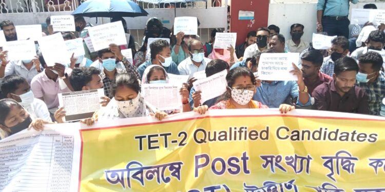 টেট-২ উত্তীর্ণদের নিয়োগের দাবিতে বিক্ষোভ মিছিল, অর্থমন্ত্রীর বাসভবন ঘেরাওয়ের চেষ্টা ভেস্তে দিয়ে আন্দোলনকারীদের আটক করল পুলিশ।