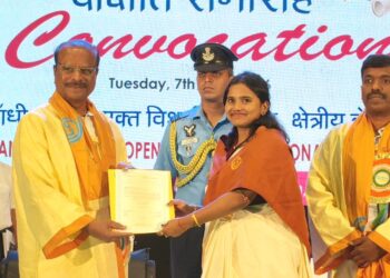 আগরতলার রবীন্দ্র শতবার্ষিকী ভবনে অনুষ্ঠিত হল ইগনু রিজিওনাল সেন্টারের ৩৯তম সমাবর্তন অনুষ্ঠান। রাজ্যপাল ইন্দ্রসেনা রেড্ডি নাল্লুর উপস্থিতিতে প্রায় ৭০০ জন ছাত্র-ছাত্রীর হাতে তুলে দেওয়া হল সার্টিফিকেট, উপস্থিত ছিলেন কেন্দ্রের আঞ্চলিক অধিকর্তা সহ বিশিষ্টজনেরা।