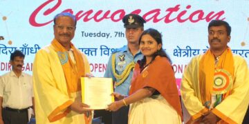 আগরতলার রবীন্দ্র শতবার্ষিকী ভবনে অনুষ্ঠিত হল ইগনু রিজিওনাল সেন্টারের ৩৯তম সমাবর্তন অনুষ্ঠান। রাজ্যপাল ইন্দ্রসেনা রেড্ডি নাল্লুর উপস্থিতিতে প্রায় ৭০০ জন ছাত্র-ছাত্রীর হাতে তুলে দেওয়া হল সার্টিফিকেট, উপস্থিত ছিলেন কেন্দ্রের আঞ্চলিক অধিকর্তা সহ বিশিষ্টজনেরা।