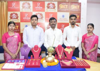 অক্ষয় তৃতীয়ার শুভক্ষণে রাধাকৃষ্ণ জুয়েলারীর বিশেষ উপহার—সাংবাদিক সম্মেলনে জানানো হল আকর্ষণীয় উৎসব অফারের ঘোষণা। আগামী ১০ থেকে ২৫ এপ্রিল পর্যন্ত ঊষাবাজার, আগরতলা, ধর্মনগর, বিলোনীয়া, উদয়পুর ও পোলো সেন্ট্রাল মল-সহ সমস্ত শো রুমে মিলবে এই সুবর্ণ সুযোগ। 