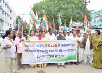 ইভিএম ও নিরাপত্তা ব্যবস্থা নিয়ে প্রশ্ন তুলে রাজ্য নির্বাচন কমিশনের গোর্খাবস্তি কার্যালয়ে বিক্ষোভে নামল কংগ্রেস।