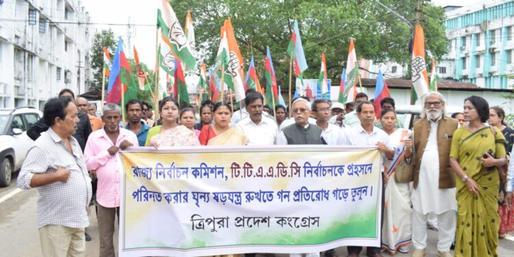 ইভিএম ও নিরাপত্তা ব্যবস্থা নিয়ে প্রশ্ন তুলে রাজ্য নির্বাচন কমিশনের গোর্খাবস্তি কার্যালয়ে বিক্ষোভে নামল কংগ্রেস।