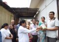 মুখ্যমন্ত্রীর নির্দেশে মানবিক উদ্যোগ—রামনগর এলাকায় জন্ডিস আক্রান্তদের পাশে দাঁড়িয়ে বাড়ি বাড়ি গিয়ে ফল বিতরণ করলেন মেয়র দীপক মজুমদার।