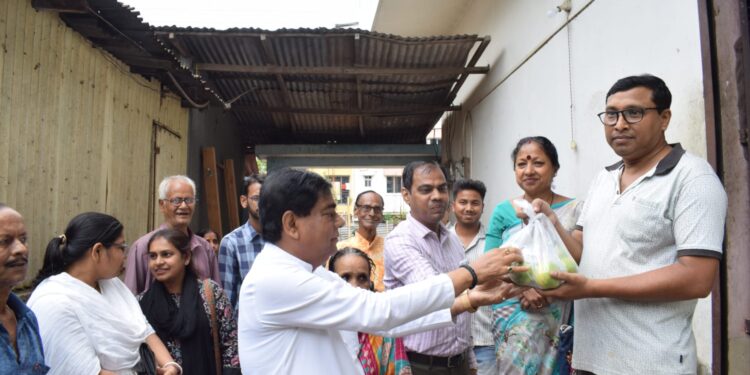 মুখ্যমন্ত্রীর নির্দেশে মানবিক উদ্যোগ—রামনগর এলাকায় জন্ডিস আক্রান্তদের পাশে দাঁড়িয়ে বাড়ি বাড়ি গিয়ে ফল বিতরণ করলেন মেয়র দীপক মজুমদার।