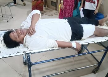 ভোট যুদ্ধে টাকারজলায় গুলিবিদ্ধ মথা কর্মীকে উন্নত চিকিৎসার জন্য জিবি হাসপাতালে আনা হয়। 