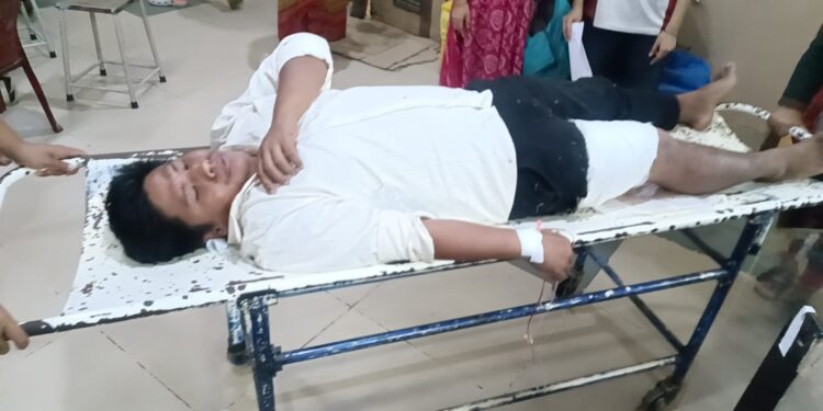 ভোট যুদ্ধে টাকারজলায় গুলিবিদ্ধ মথা কর্মীকে উন্নত চিকিৎসার জন্য জিবি হাসপাতালে আনা হয়। 