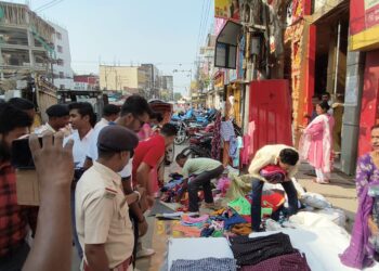 শহরের শকুন্তলা রোড ও সেন্ট্রাল রোডে অভিযান চালিয়ে আগরতলা পুর নিগমের টাস্কফোর্স একাধিক দোকান থেকে কাপড় ও নানা সরঞ্জাম জব্দ করে।