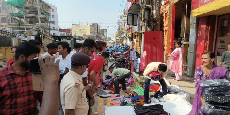 শহরের শকুন্তলা রোড ও সেন্ট্রাল রোডে অভিযান চালিয়ে আগরতলা পুর নিগমের টাস্কফোর্স একাধিক দোকান থেকে কাপড় ও নানা সরঞ্জাম জব্দ করে।